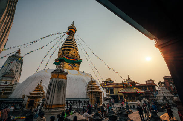 un paesaggio intorno al tempio di swayambhunath, valle di kathmandu, nepal - nepal buddha monkey temple tibet foto e immagini stock