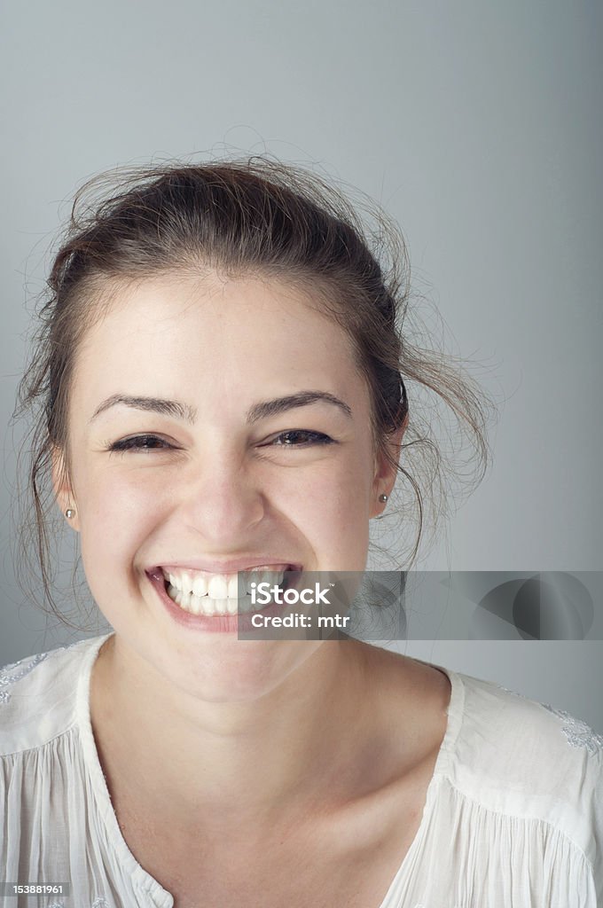 若い女性のポートレート、歯を見せて笑う - クローズアップのロイヤリティフリーストックフォト
