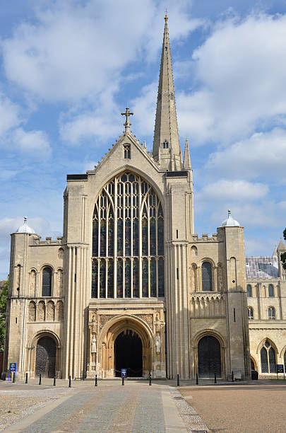 전면에 노위치 캐서드럴 - norwich cathedral east anglia norfolk 뉴스 사진 이미지