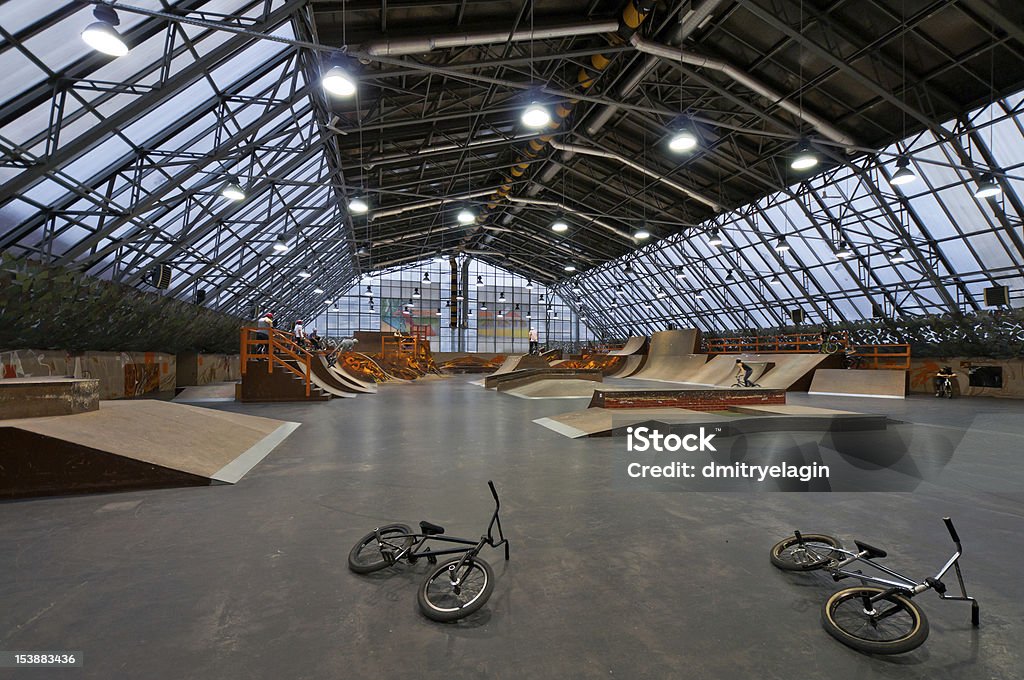 Skate park interno e cyclette - Foto stock royalty-free di Rampa sportiva