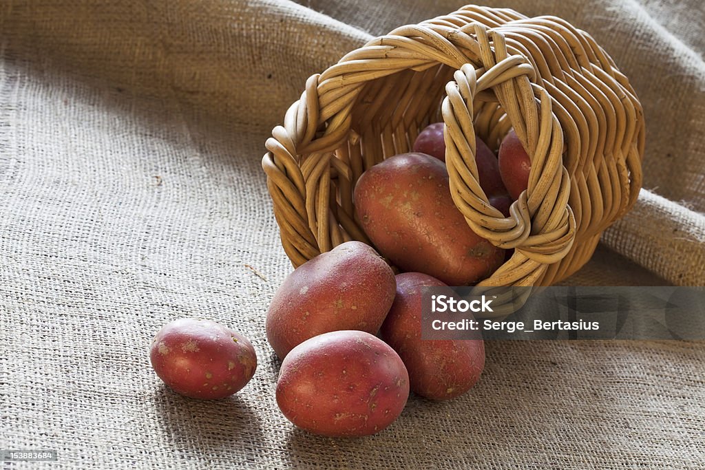 붉은 감자와 때때로 메트로폴리스 위커 바스켓 - 로열티 프리 레드 포테이토 스톡 사진
