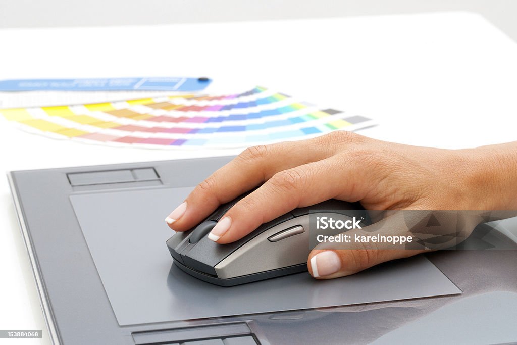 Femmina mano utilizzando il mouse su digital tablet. - Foto stock royalty-free di Mouse