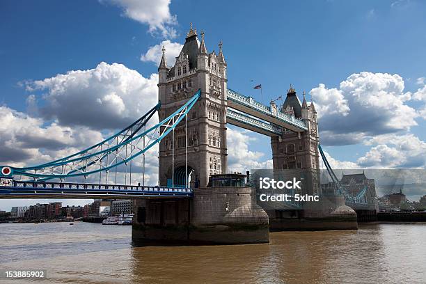 Tower Bridge En Londres Reino Unido Foto de stock y más banco de imágenes de Agua - Agua, Aire libre, Arquitectura