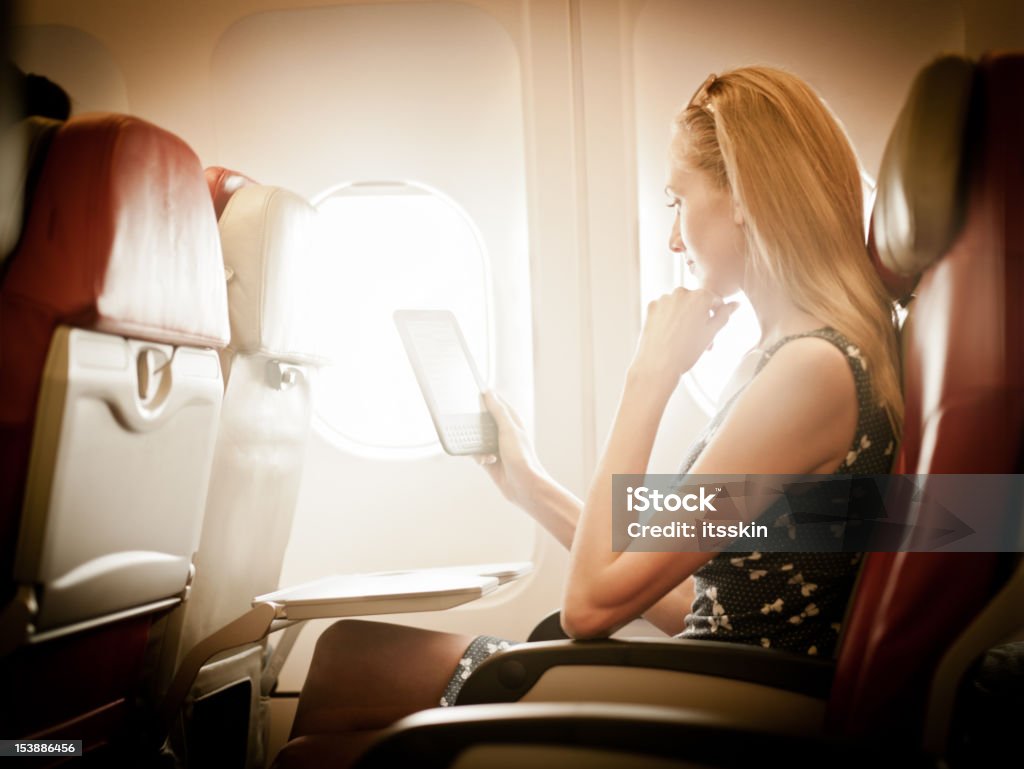 Lecture dans l'avion - Photo de Avion libre de droits