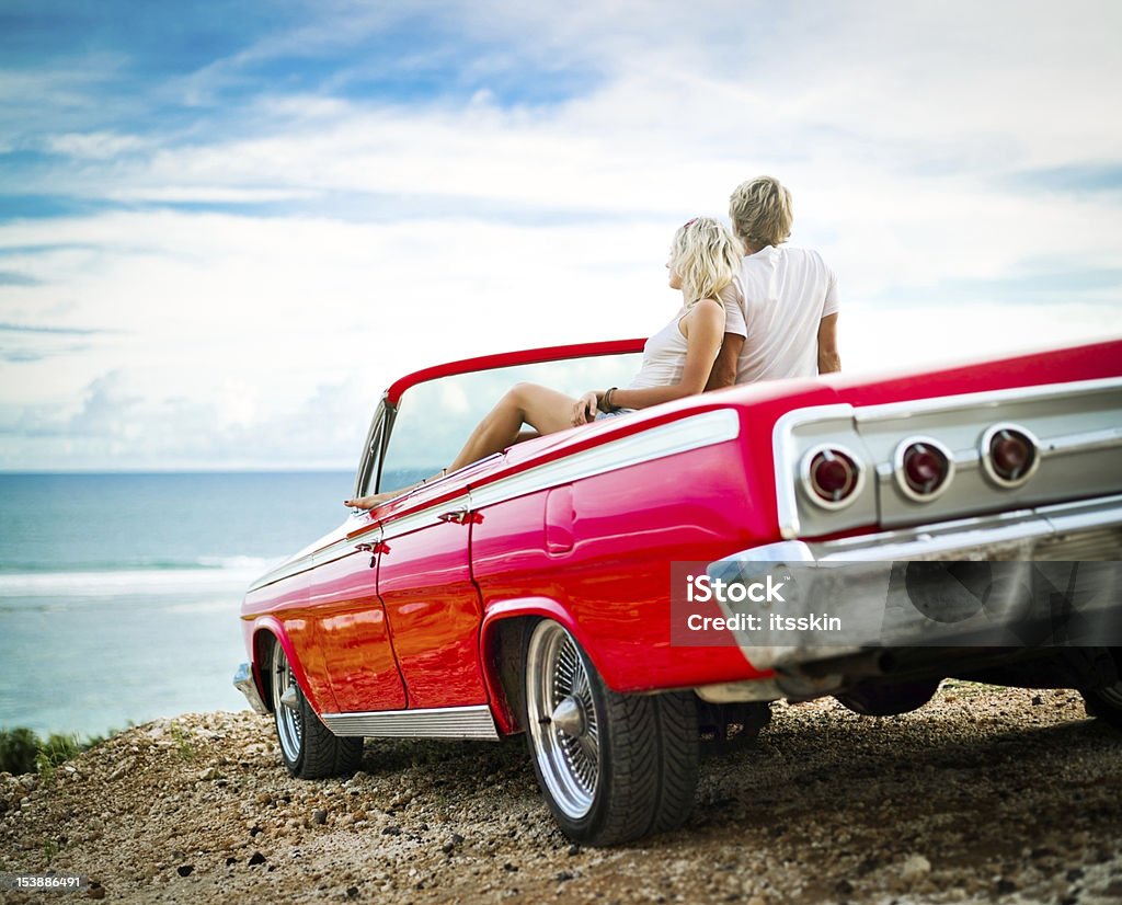 Coppia sulla scogliera seduto in auto - Foto stock royalty-free di Automobile