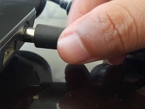 istock Insert the charger plug into the laptop 1538867276