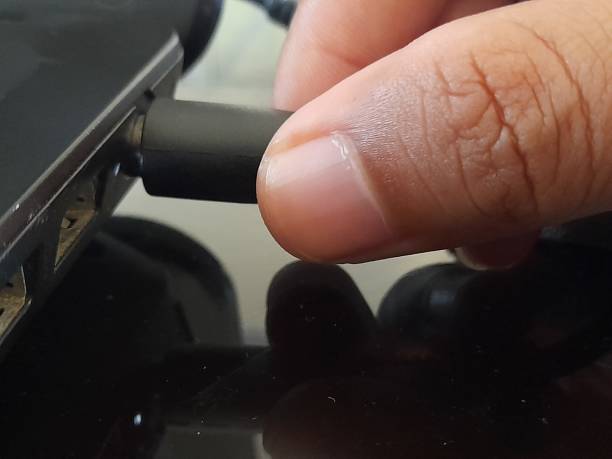istock Insert the charger plug into the laptop 1538867786