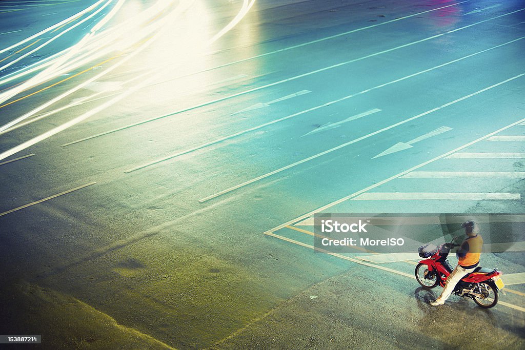 Moto vous attend pour traverser la route à Bangkok - Photo de Moto libre de droits