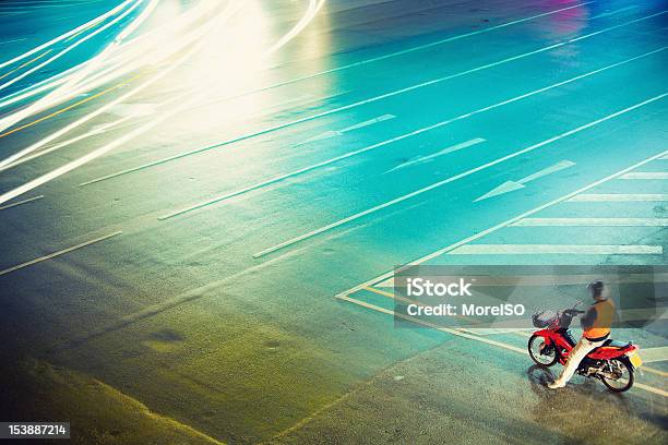 Photo libre de droit de Moto Vous Attend Pour Traverser La Route À Bangkok banque d'images et plus d'images libres de droit de Moto - Moto, Ville - Milieu urbain, Vue en plongée