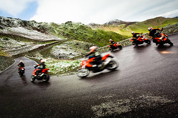 biker fahren auf der mountain road, sequence aufnahme - curve driving winding road landscape stock-fotos und bilder