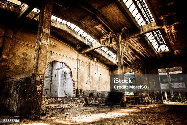 Foto de Cabana Arruinada Fábrica Abandonado Edifício Rotten e mais fotos de stock de Abandonado