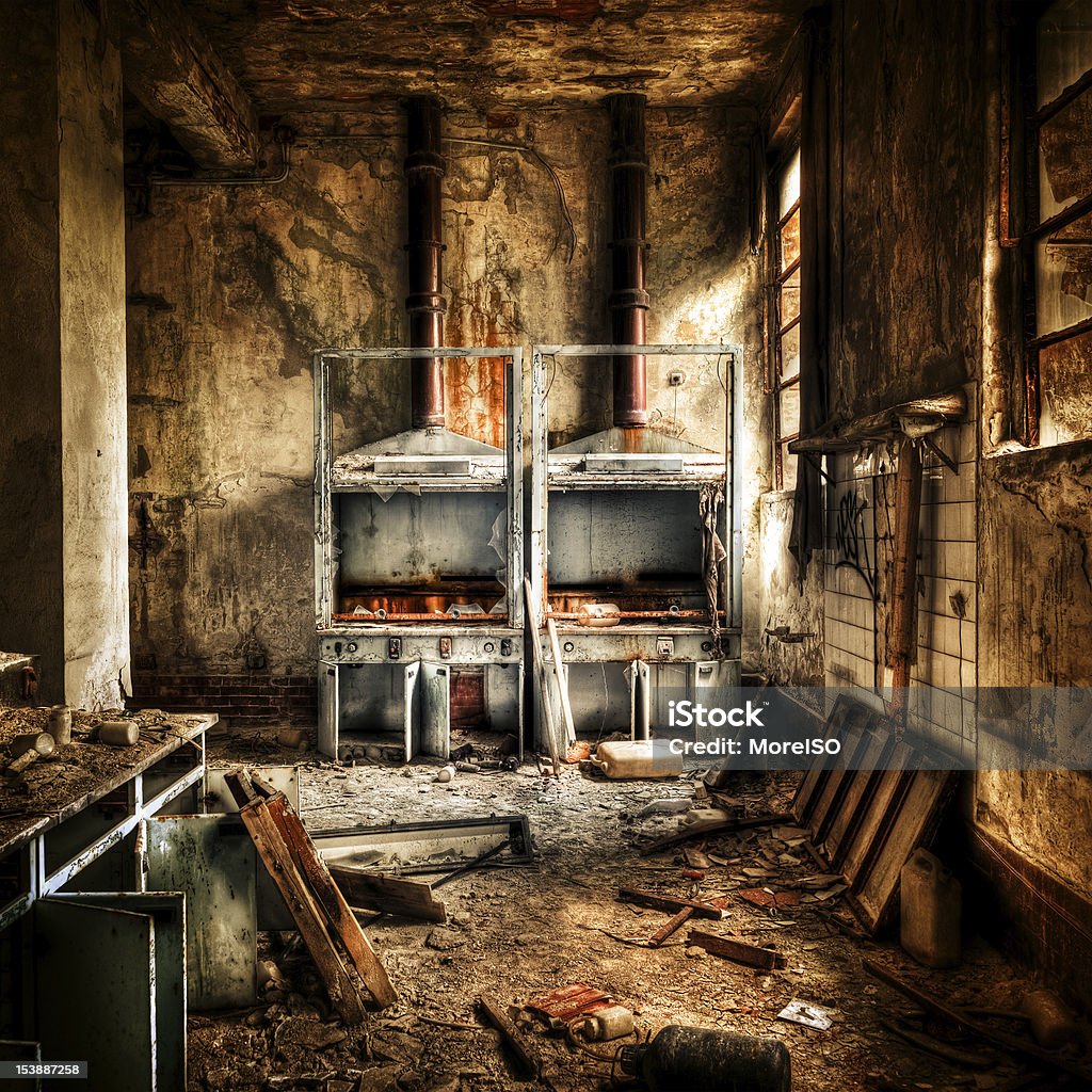 Quemado arruinado Interior laboratorio, destrucción abandonado edificio - Foto de stock de Laboratorio libre de derechos