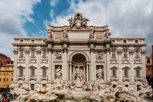 una cautivadora sinfonía de agua y arte: experimente el encanto de la fontana de trevi, roma, italia. - neptune mythology sculpture roman fotografías e imágenes de stock