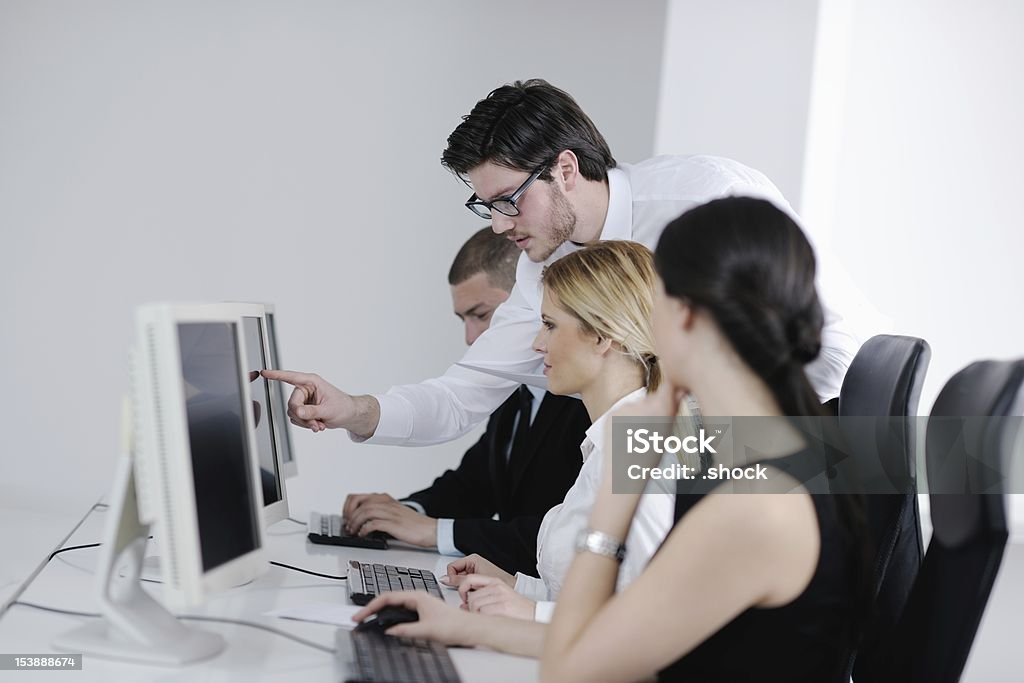 Grupo de pessoas de negócios, trabalhando na mesa de escritório de atendimento ao cliente e ajuda - Foto de stock de Adulto royalty-free