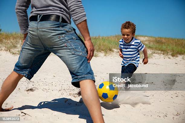 Pai E Filho A Desfrutar De Jogo De Futebol - Fotografias de stock e mais imagens de Brincalhão - Brincalhão, Brincar, Futebol