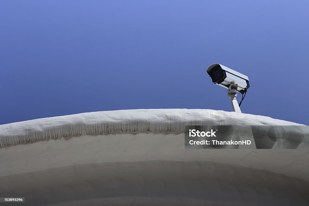 Câmera de Segurança na cobertura com céu claro - Foto de stock de Azul royalty-free