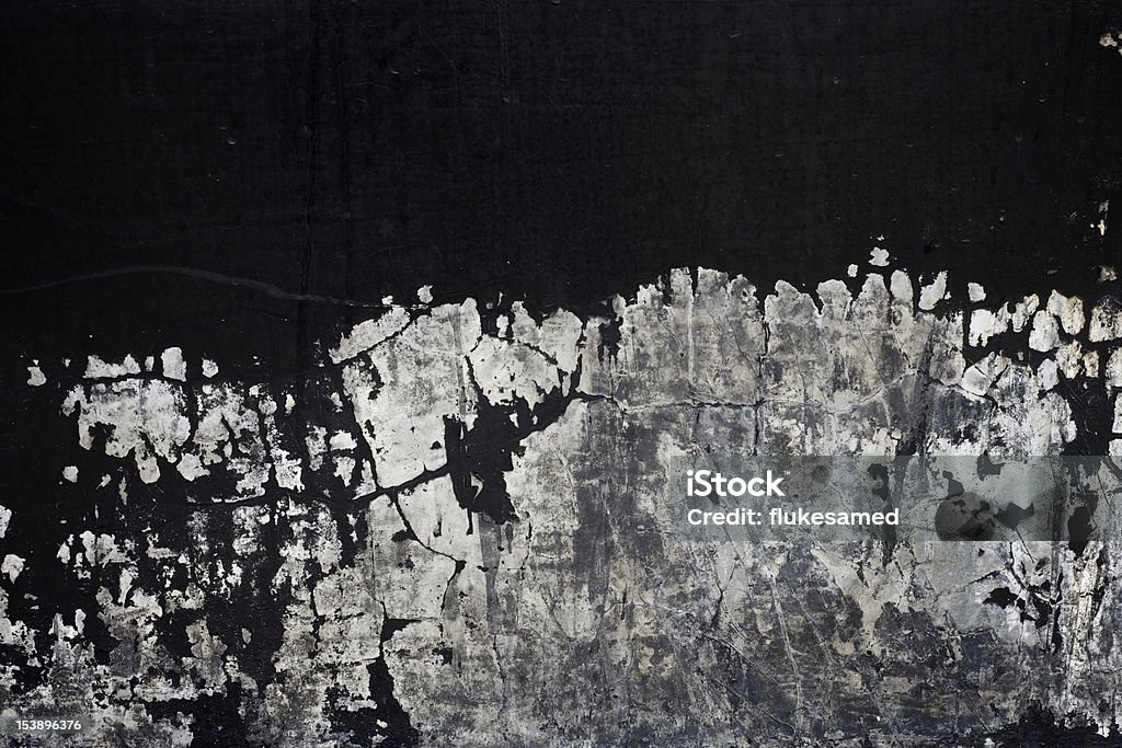 古い黒色の絵の具の質感がはがれるコンクリートの壁の背景 - ひびが入ったのロイヤリティフリーストックフォト