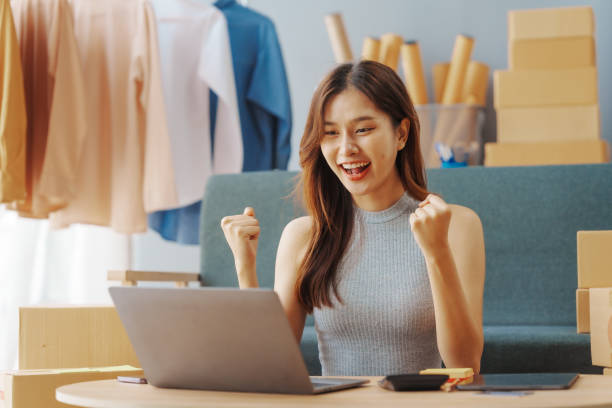 How To Start A Clothing Store Online Business apparel! Young confident asian female fashion owner social media influencer Live selling clothes, new products at home office small business e-commerce. ¡cómo iniciar una tienda de ropa de ropa de negocios en línea! joven confiada en la mujer asiática propietaria de moda influyente en las redes sociales venta de ropa, nuevos productos en la oficina en casa comercio electrónico de pequeñas empresas.