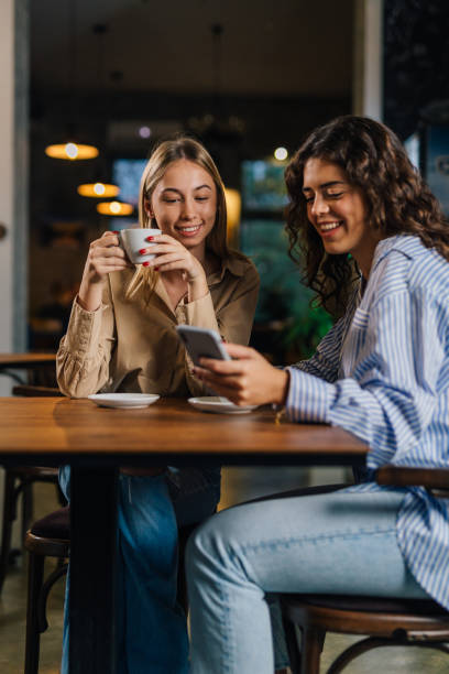 istock female friends in cafeteria 1539006998