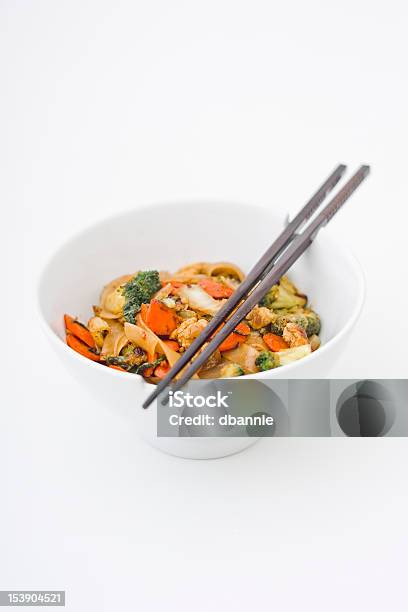 Asiática Stir Fry Foto de stock y más banco de imágenes de Lo Mein - Lo Mein, Fondo blanco, Comida vegetariana