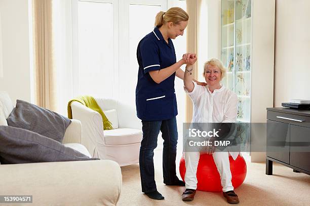 Enfermera Ayudando A Senior Mujer Con Su Rehabilitación Ejercicios Foto de stock y más banco de imágenes de Actividades y técnicas de relajación