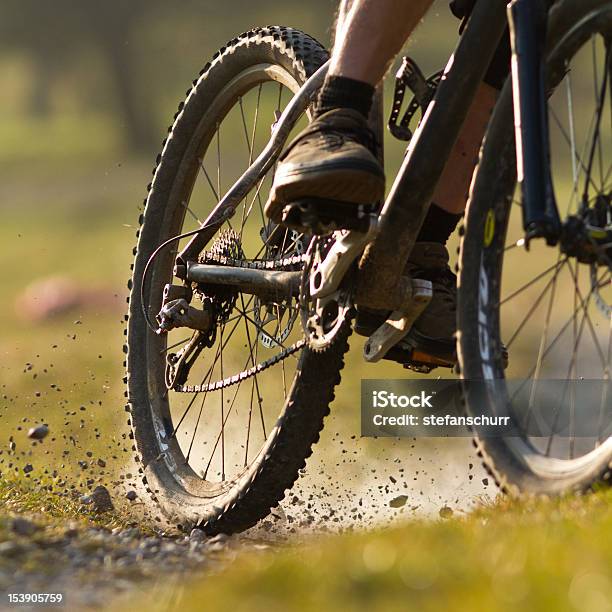 Singletrail Mountainbiker En Foto de stock y más banco de imágenes de Ciclismo de montaña - Ciclismo de montaña, Mountain Bike, Grava