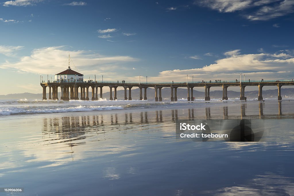 Molo sulla spiaggia bassa marea riflessioni - Foto stock royalty-free di Manhattan Beach