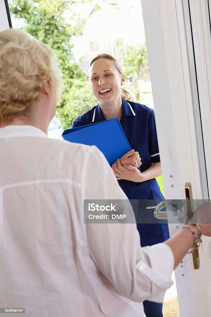 Ältere Frau mit einer Krankenschwester, Besuch wie zu Hause fühlen. - Lizenzfrei Dienstleistung Stock-Foto