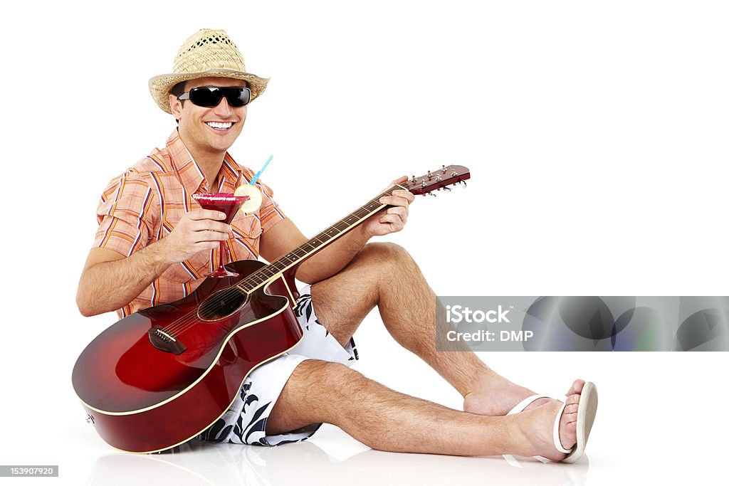 Joven guitarrista en vacaciones-aislado - Foto de stock de Chancleta libre de derechos