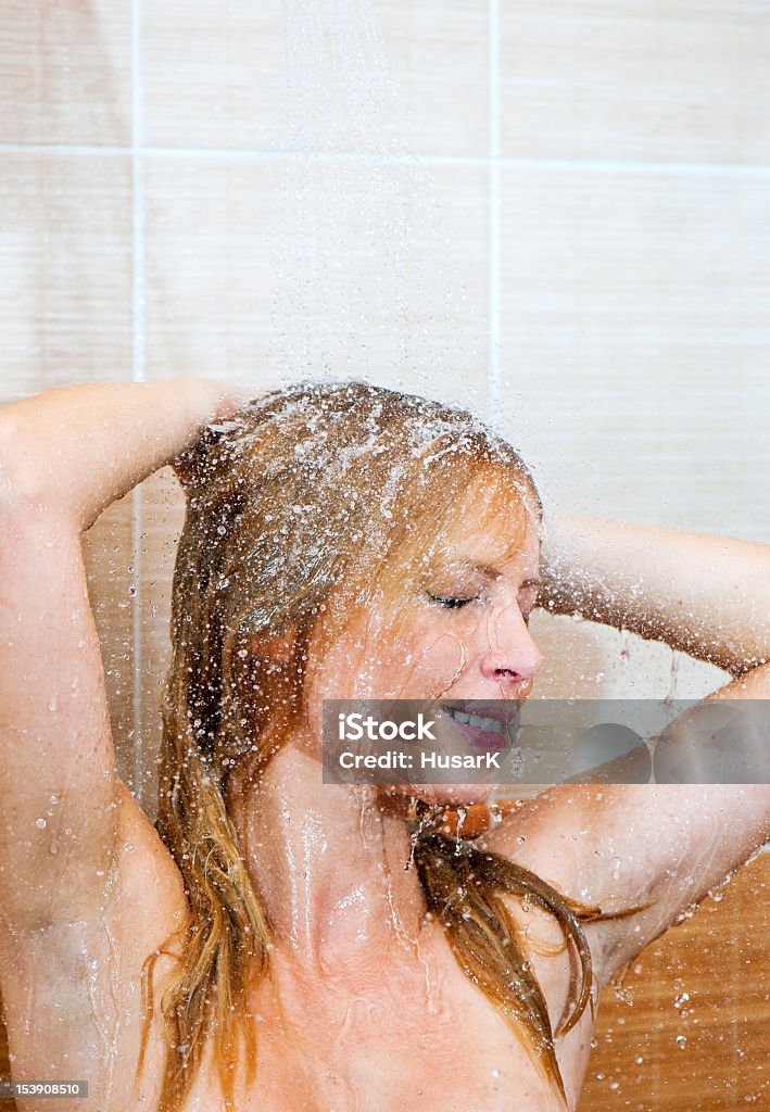 Junges Mädchen in der Dusche - Lizenzfrei Bathroom Stock-Foto