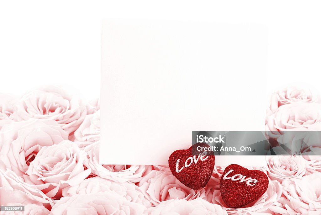 Hermosas rosas rosadas con tarjeta de regalo & corazones - Foto de stock de Amor - Sentimiento libre de derechos