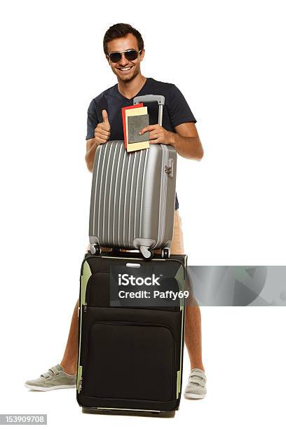 Hombre Feliz Con Las Maletas Mostrando Pulgar Arriba Señal Foto de stock y más banco de imágenes de Agarrar