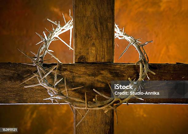 Cruz Com Coroa De Thorns - Fotografias de stock e mais imagens de Coroa de Espinhos - Coroa de Espinhos, Cruz religiosa, Coroa - Enfeites para a cabeça