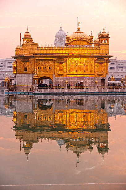 temple d'or à amritsar, punjab, inde. - india golden temple sikhism temple photos et images de collection