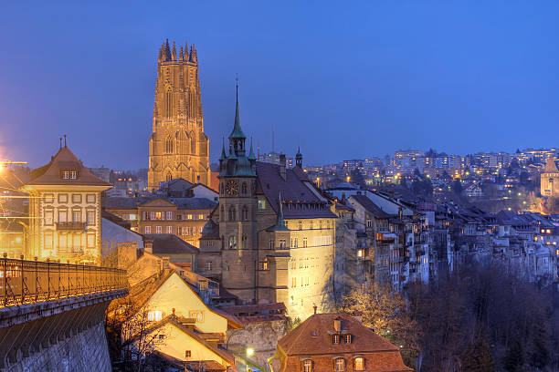 de friburgo vista de los edificios de la ciudad por la noche, suiza - fribourg fotografías e imágenes de stock