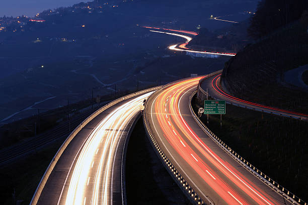 La autopista en la noche, Lavaux, Suiza - foto de stock