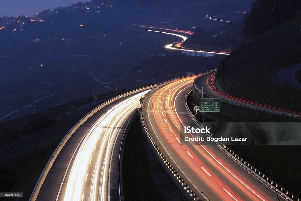 Autostrada di notte, Lavaux, Svizzera - Foto stock royalty-free di Svizzera