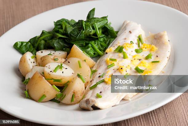 Labraks Ze Szpinakiem - zdjęcia stockowe i więcej obrazów Młody ziemniak - Przygotowany ziemniak - Młody ziemniak - Przygotowany ziemniak, Sieja, Bez ludzi