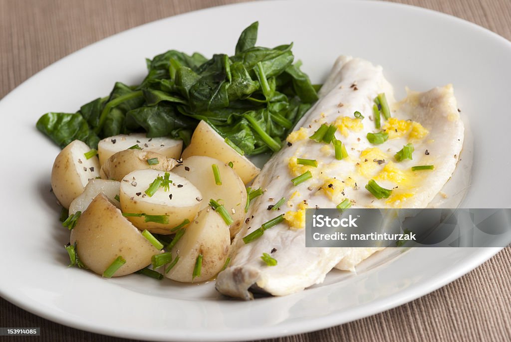 Seabass со шпинатом - Стоковые фото Приготовленный молодой картофель роялти-фри