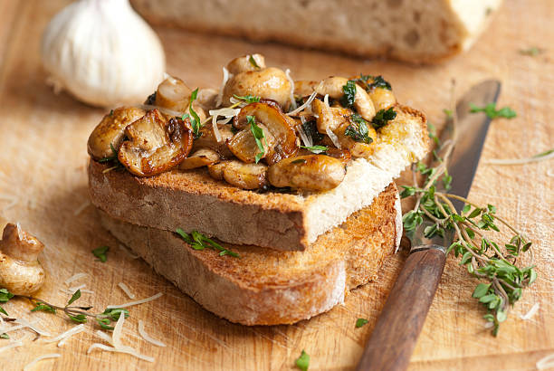 - toasts - champignon stock-fotos und bilder