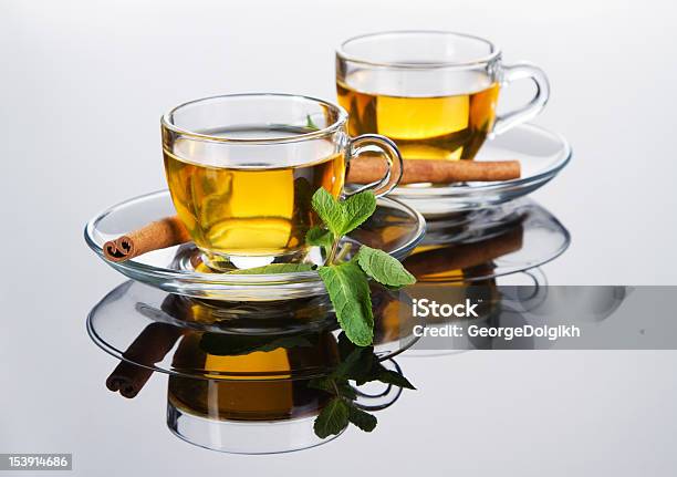 ティーカップに新鮮なミントの葉 - カップのストックフォトや画像を多数ご用意 - カップ, カフェ, ガラス