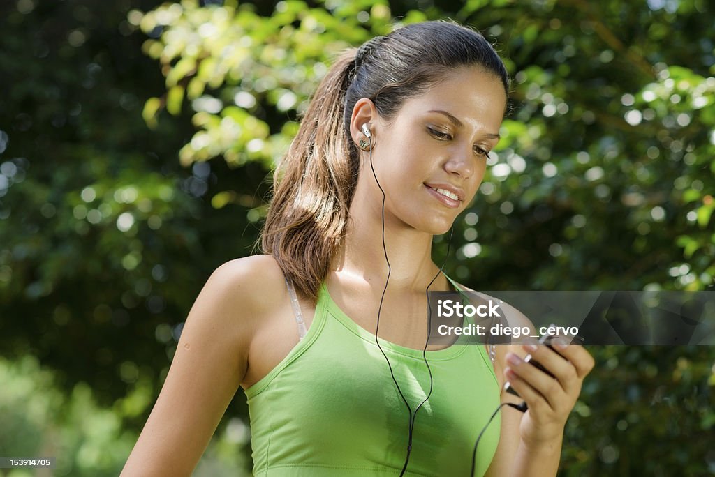 Mujer con reproductor de mp3 escuchar música y trotar - Foto de stock de Correr libre de derechos