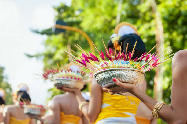 procession of beautiful balinese women in traditional costumes - ceremonial dancing imagens e fotografias de stock