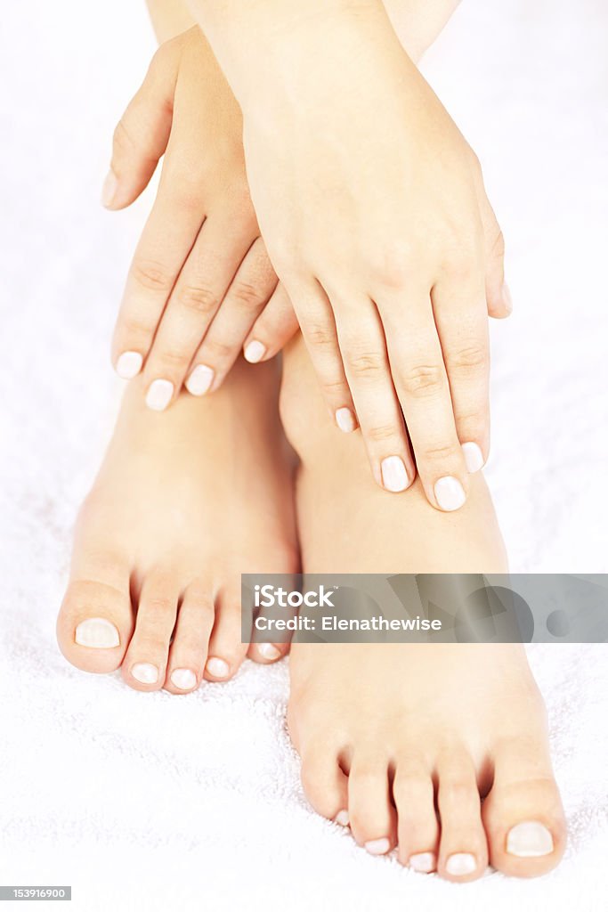 Mujeres pies y manos - Foto de stock de Pedicura libre de derechos