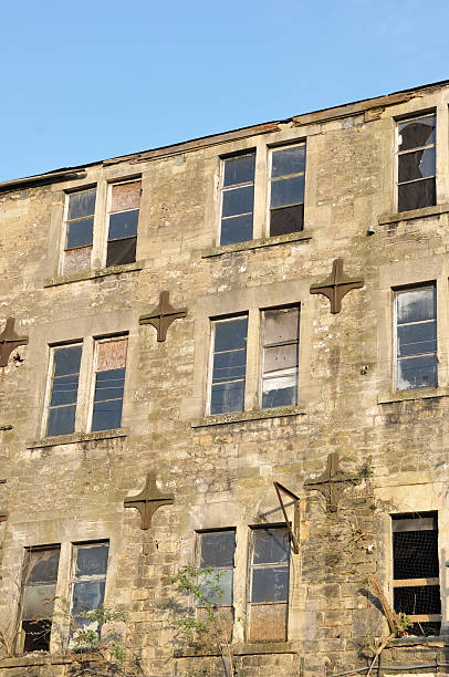 derelict building - victorian style victorian architecture london england slum - fotografias e filmes do acervo