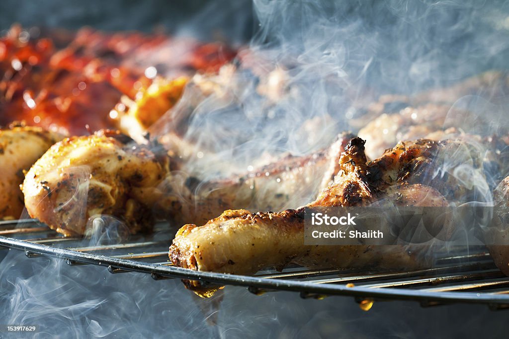 Barbecue con cosce di pollo alla griglia - Foto stock royalty-free di Pollo alla brace