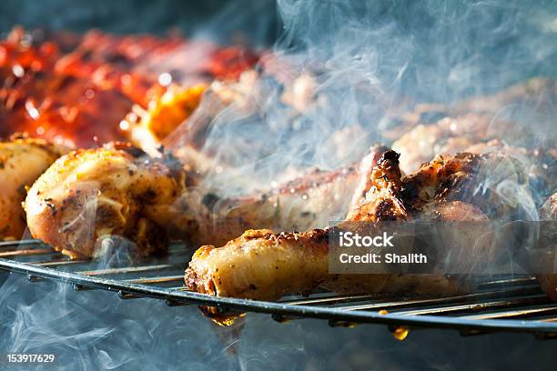 Barbecue Con Cosce Di Pollo Alla Griglia - Fotografie stock e altre immagini di Pollo alla brace - Pollo alla brace, Griglia per barbecue, Alimentazione sana