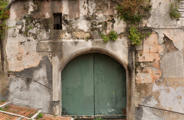 istock Large green arched doors 1539222335