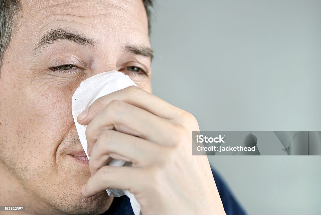 Człowiek gospodarstwa tkanki na nos - Zbiór zdjęć royalty-free (Alergia)