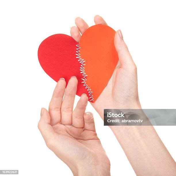 Простроченные Broken Heart В Женской Руки — стоковые фотографии и другие картинки Help - английское слово - Help - английское слово, Белый, Белый фон
